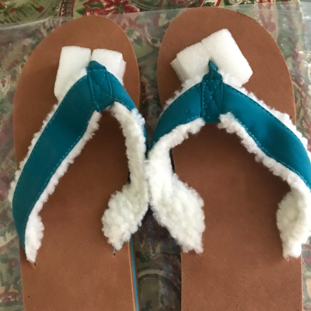 Avon Faux Shearling Flip Flop Size M (7-8) NEW in bag